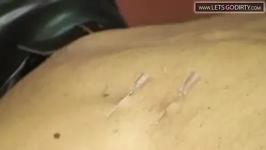 Cowok sange ini lagi asik muasin pantatnya pakai vibrator sambil dientot dari belakang