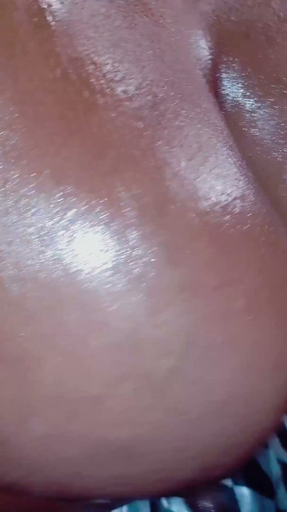 Alimentar a mi puta sumisa antes de garganta 2