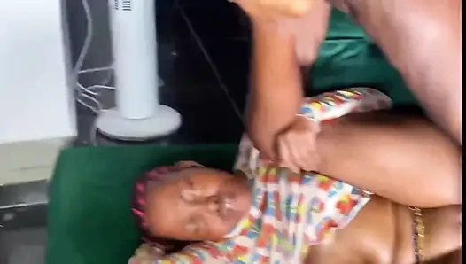 Tuvaleti tamir etmek için buradayım ama sonunda göt deliğini kazıyor