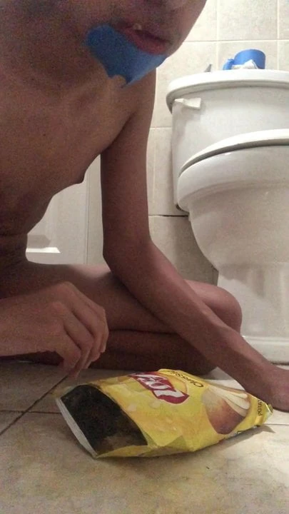 Eating chips with pee
