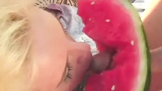 Cowok nakal dan cewek rambut pirang dengan toket besar lagi asik mainin melon air sebelum ngentot di luar ruangan