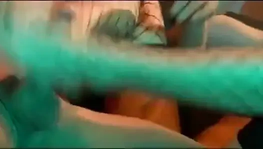 Reife brünette verschlingen schwanz in schlampiger dreier-orgie