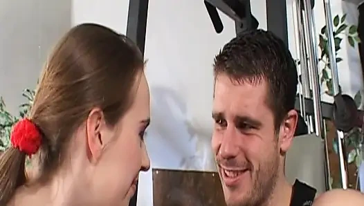 Немецкую милфу-блондинку с большими сиськами долбят в анал в ретро видео