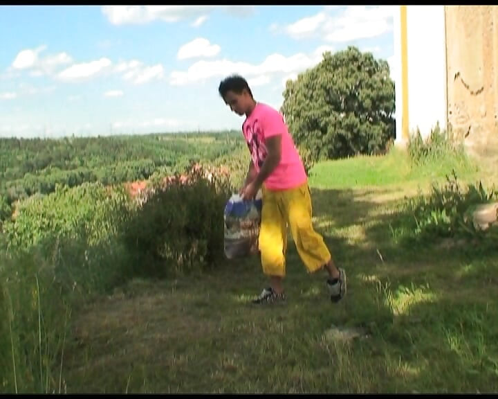 Cette grosse mamie rousse adore éjaculer sur ses énormes seins