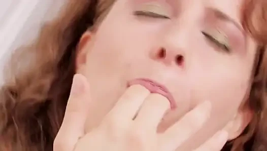 Сексуальные петки внутри сцена-3_Busty-блондинка в нижнем белье мастурбирует с ее новой секс-игрушкой