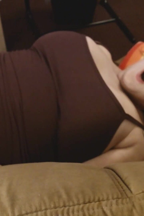 Yorgun orta yaşlı seksi kadın kanepede esniyor