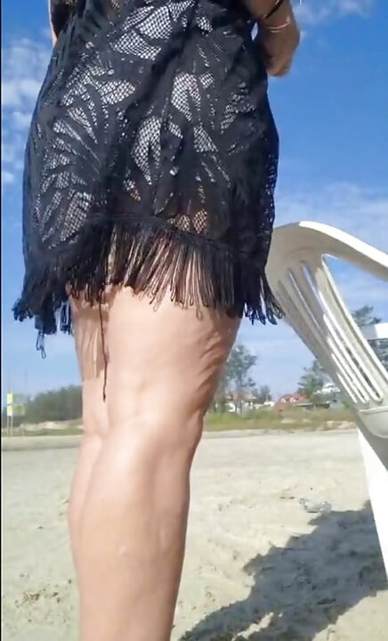 Bronzage à la couronne chaude sur la plage en micro bikini transparent
