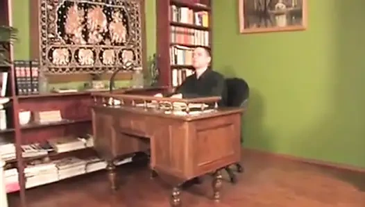 Süper seksi büyük memeli sarışın çiş pornolarını seviyor!