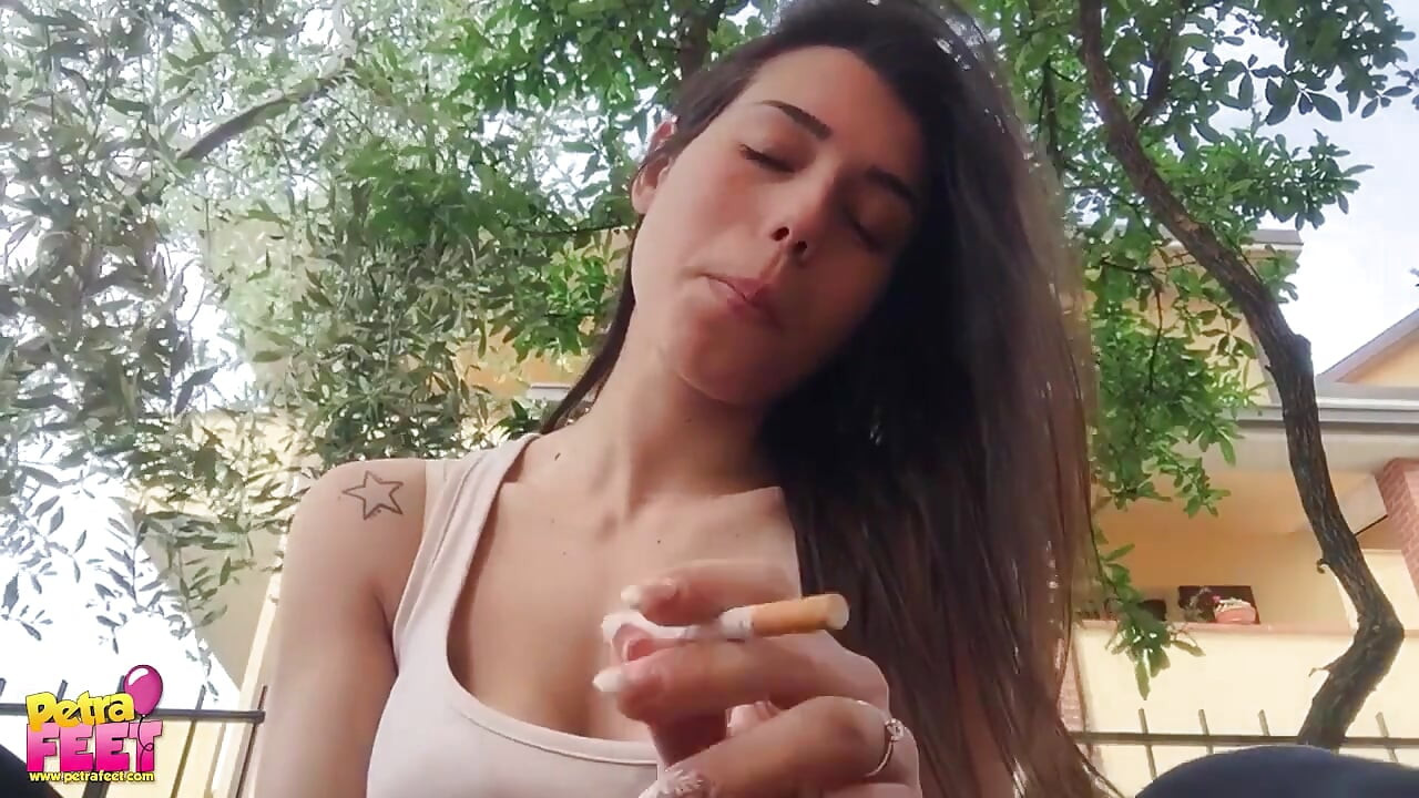 Ξέρει πραγματικά να απολαμβάνει το κάπνισμα