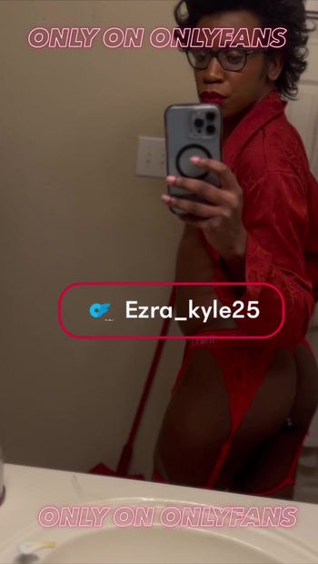 Une belle bombasse noire Ezra_Kyle25 exhibe son gros cul magnifique à travers de la lingerie rouge sexy. Plus d’autres renseignements sur Fans uniquement