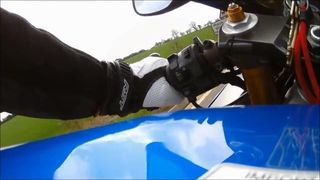 Un Motard Fait Une Pause Branlette