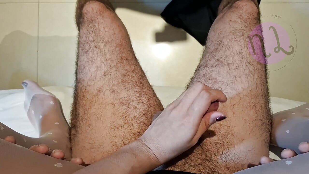Turbo Punheta em meia-calça de nylon branca e gozada enorme