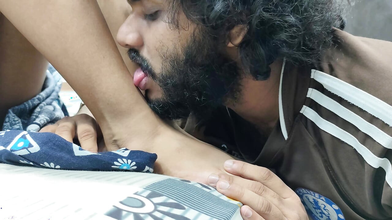 จูบหีด้วยเท้าเลียความโรแมนติกโดยคู่รัก Desi