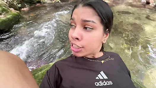 Шлюха Сары хочет, чтобы куколд-парень её подруги трахнул её в задницу.