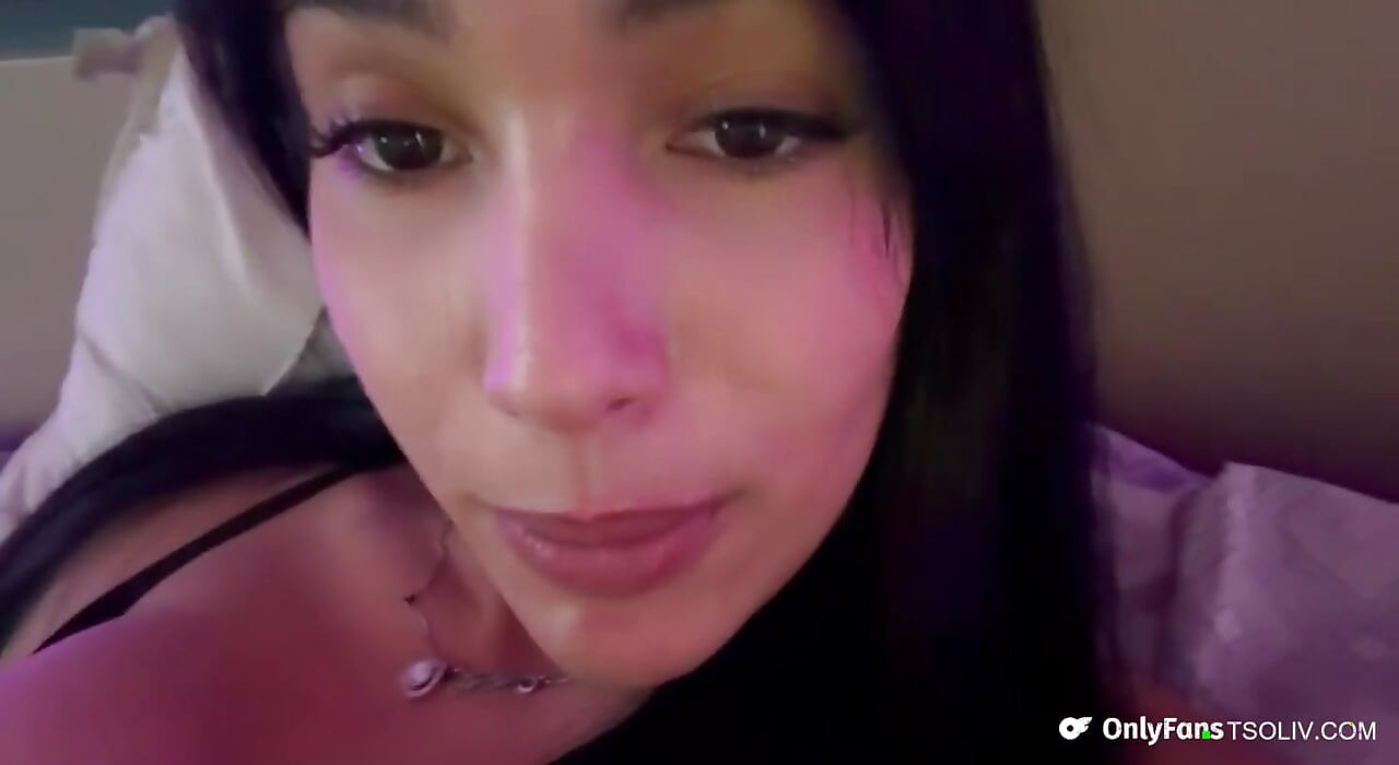 Kåt trans latina som runker mens naboene hennes hvader