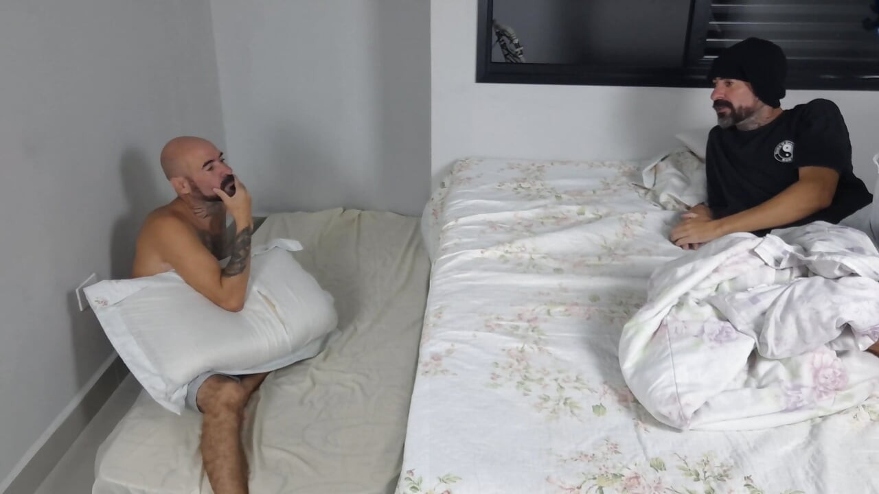 Pasangan kekasih ini harus berbagi kamar sama teman horn!