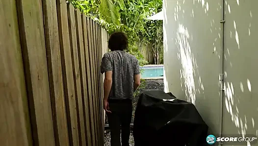 Super gestapelt, Roxi Red fickt den peeper