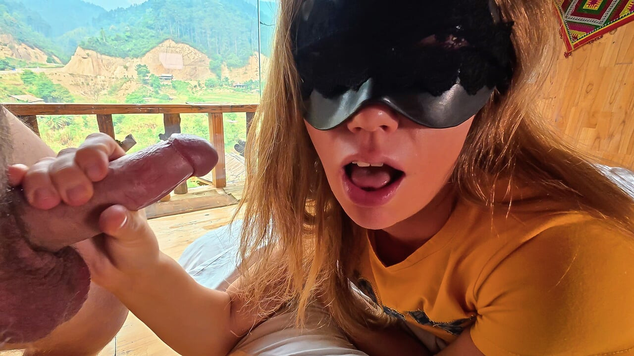 Hot Country Girl suger pikk i koselig hytte med utsikt over åsene