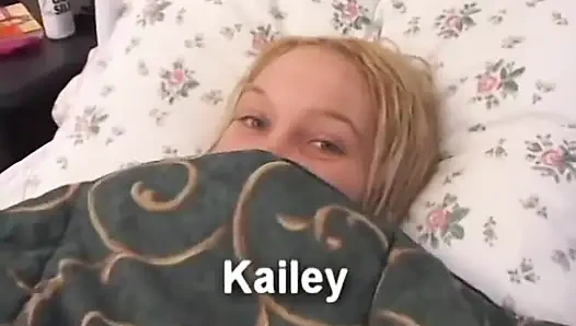 Нервная Kailey раздвигает и дрочит свою обрезанная киску