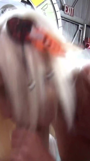 Szexi indiai guggoló Rikki hat szolgálati zarándok dupla szopással! | 1. klip