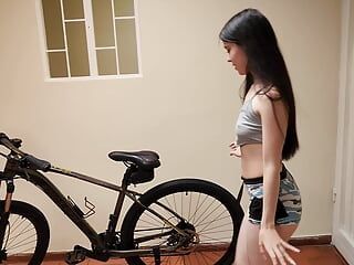 Haar stiefvader vindt Laura in haar pyjama, strak op zijn fiets, en besluit haar te leren rijden op een fiets