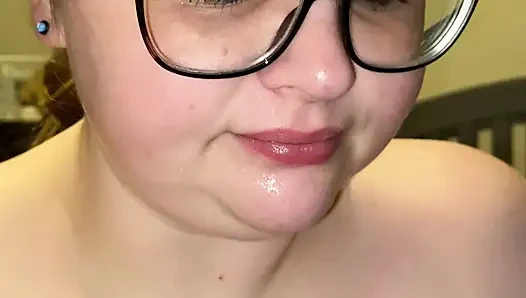 Übergroße weiße frau lutscht den dicken schwanz des mexikanischen mannes