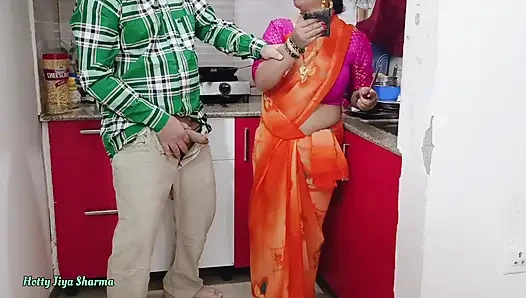 Desi bhabhi kitchen meBartan Dho rahi thi tabhi devar ne piche se bhabhi ki le li