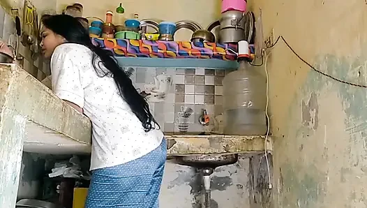 Kayınbiraderi Holi'de baldızımın büyük meme uçlarını çimdiklıyor, mutfakta vahşi seks