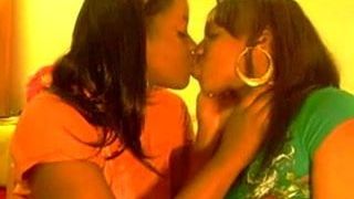 Черные девушки целуются