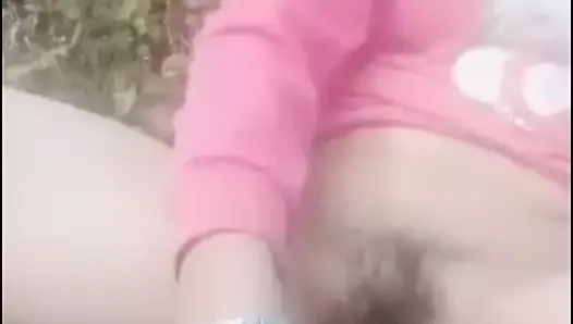 Непальская деревенская девушка мастурбирует киску с оргазмом.