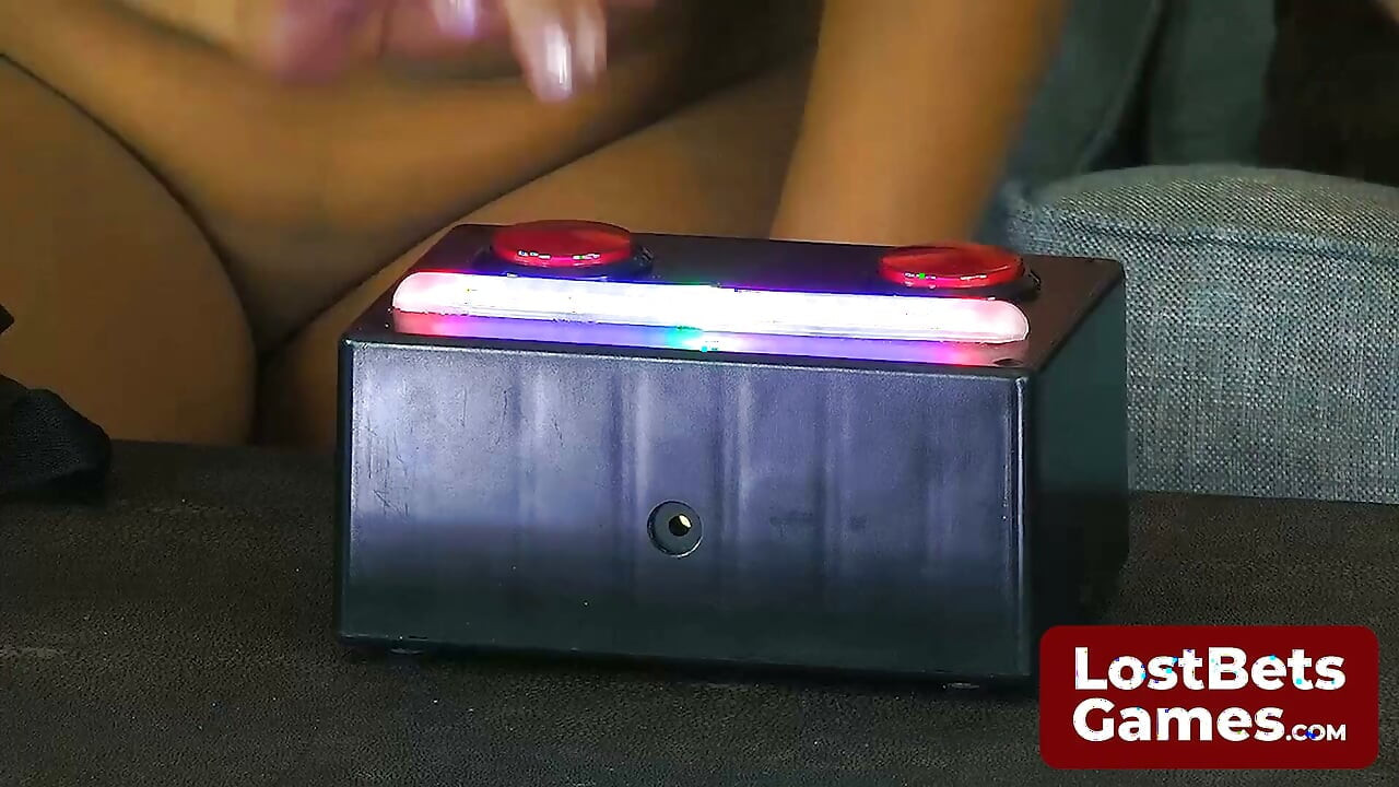 Desiree e Bailey disputam um jogo de Strip Freeze