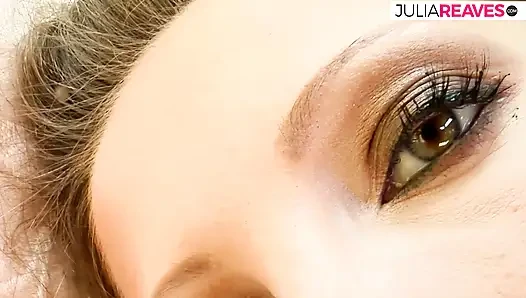 Geiles mädchen stöhnt, während sie sich mit einem langen dildo fickt