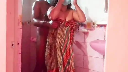 Eine Bangladesch-Bihari frau nimmt beim baden romantischen sex im Badezimmer ein.