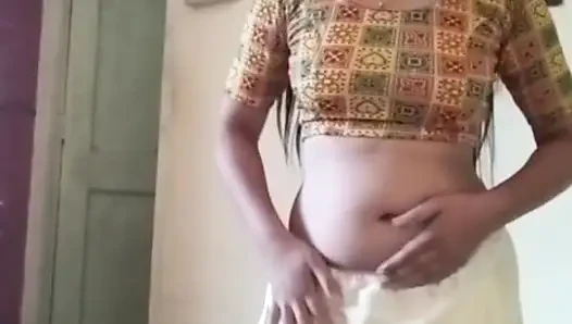 Saree mai kesi lag rahi hu sab log comment karke batana
