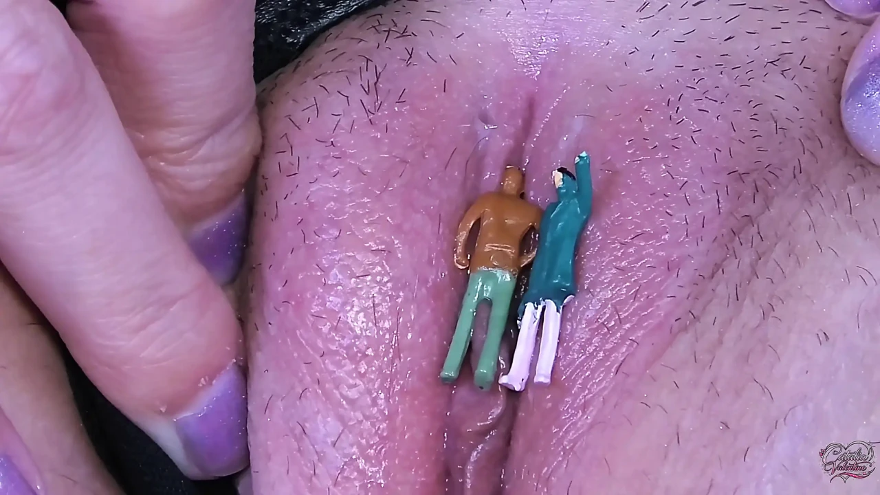 Giantess with 2 Busty MILFs