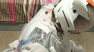 Dva klar PVC-Zimmermädchen Handschellen entkommen leichtem Atemspiel Kigurumi