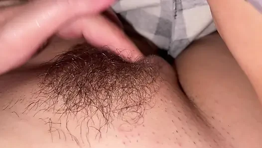 Mein neugieriger junge, würdest du gerne sehen, was ich unter meinem schlafanzug habe?