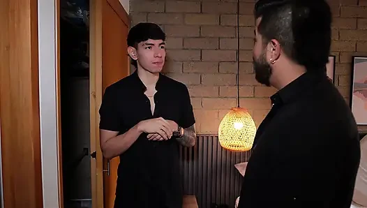 Kocasının karımla sikişini izlerken mastürbasyon yapıyor ve sonra katılıyor - Üçlü FMM