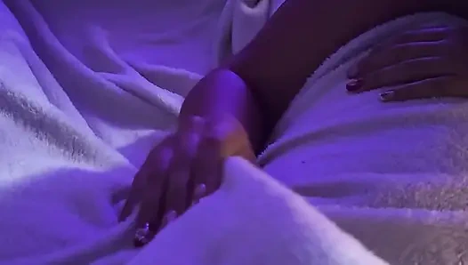 Meine stiefschwester weckt mich mit einem tollen blowjob und abspritzen in den mund auf.