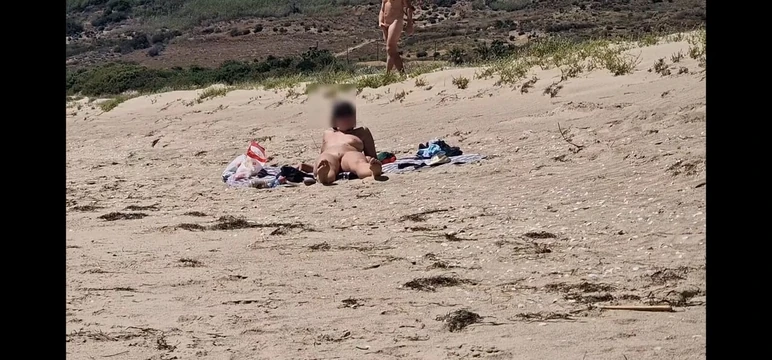 On the beach a stranger masturbates while looking at me