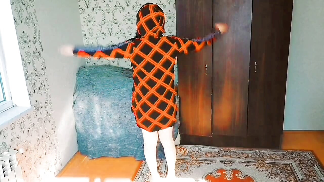 Prekrasna trans ljepotica veže kosu vrpcom