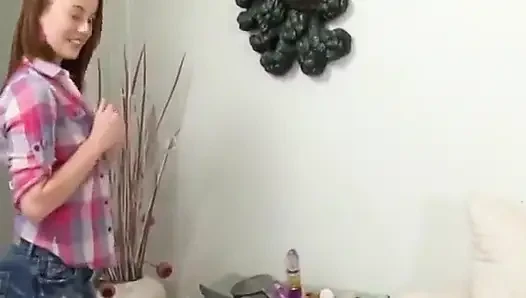 Milf, vollbusige fickt wunderschönes schätzchen mit ihrem blauen dildo