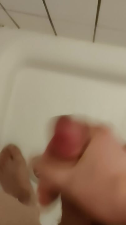 Masturbasi yang menyenangkan di kamar mandi