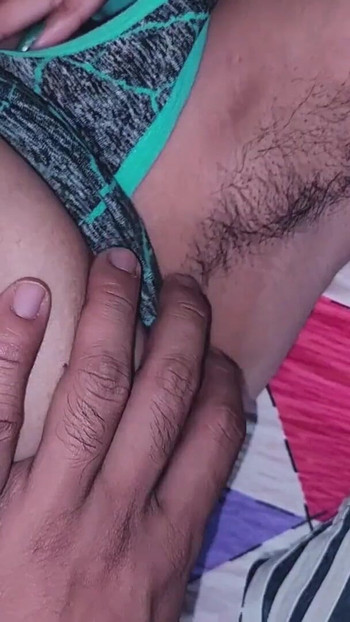 Emotivni trenutak iz "Indijskog seks videa prekrasne domaćice i njenog trenera joge u teretani"