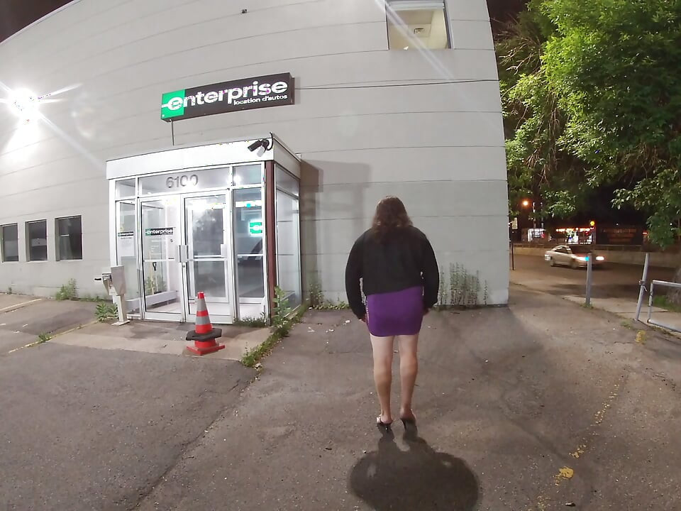 Reife Sissy-transvestit-Prostituierte ist in einem öffentlichen abenteuer im freien