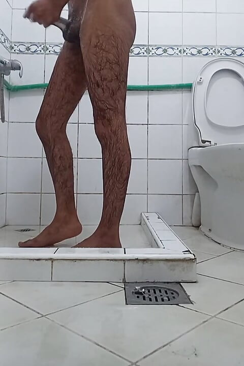 Ghar par akele bathroom me muthi maari bisexual pura maja liya nahate hwe