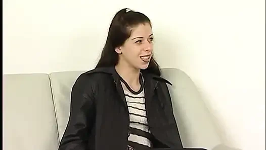 Юная брюнетка показывает свое тело на кастинге