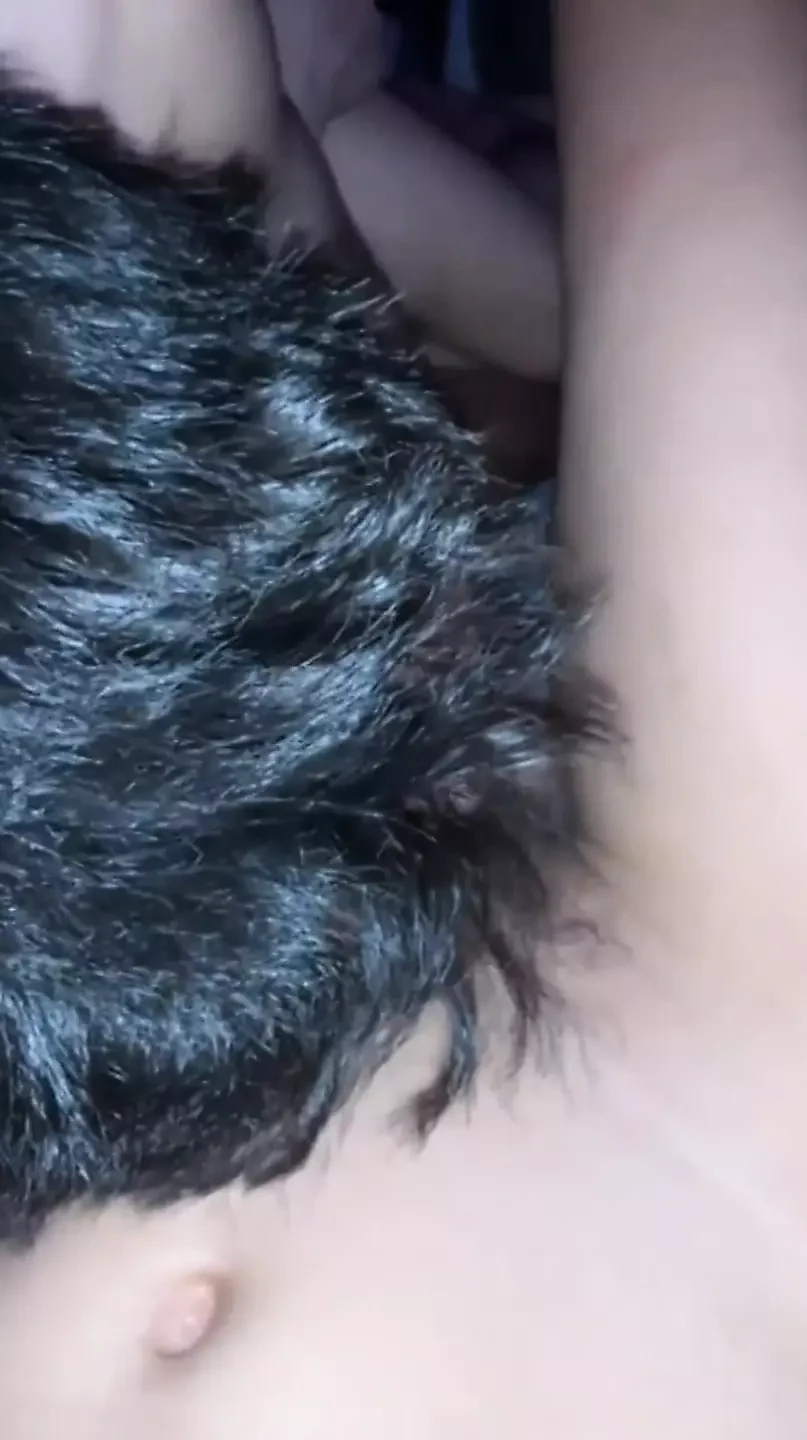Joven musculosa follando, fondo caliente