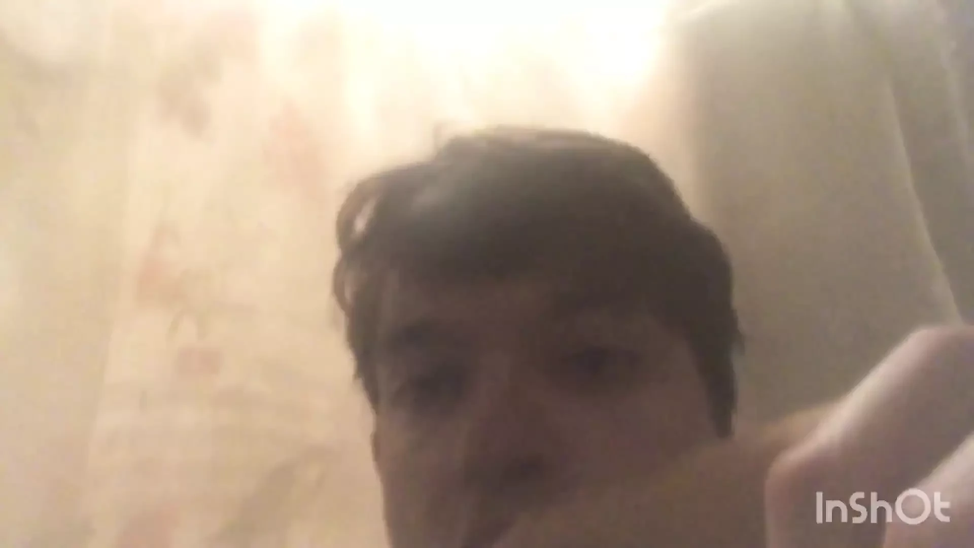 Liggend en vies worden voor mijn dildo onder de douche