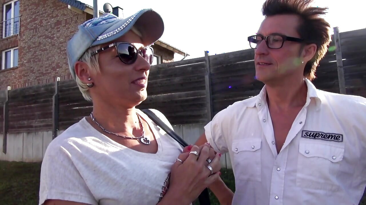 Sexy blonďatá propíchnutá MILFka má ráda šukání kundičky a zadku v autě